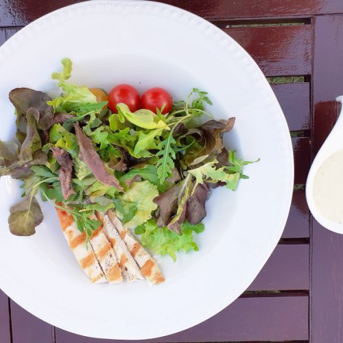 SALATA CEZAR, CU PIEPT DE PUI SI ANCHOIX