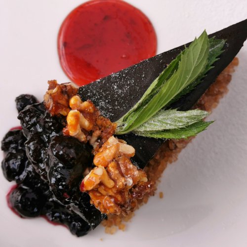 TORT LEONIDA, CU CIOCOLATA NEAGRA SI NUCI CARAMELIZATE