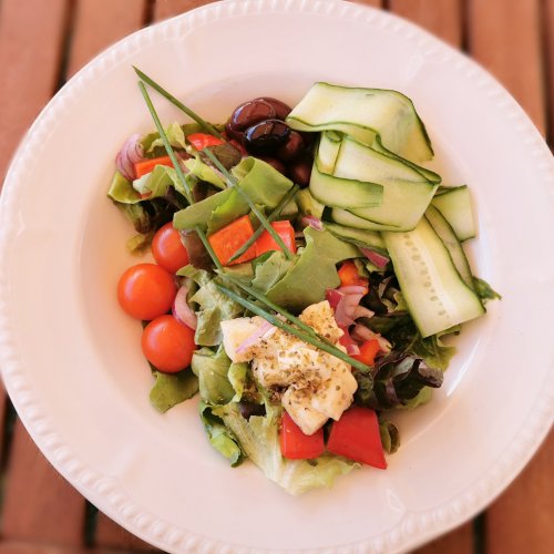 SALATA GRECEASCA, CU BRANZA DE CAPRA SI MASLINE